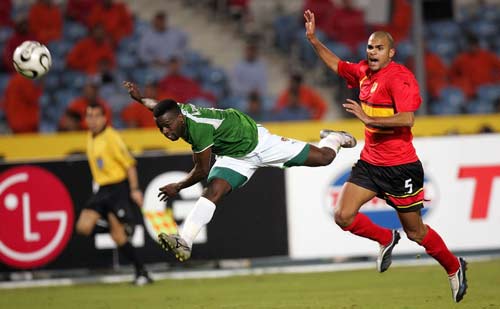 中国5拳手出征日本黑帮格斗赛！遭到围攻后奋起反击！（中国五名拳手赴日参加黑帮格斗赛，遭围攻后强势回击）