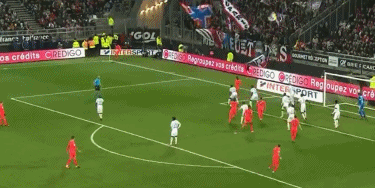 萨里：VAR工作区可以放到替补席对面，否则容易造成冲突（萨里建议将VAR区域设在替补席对侧，以免引发冲突）