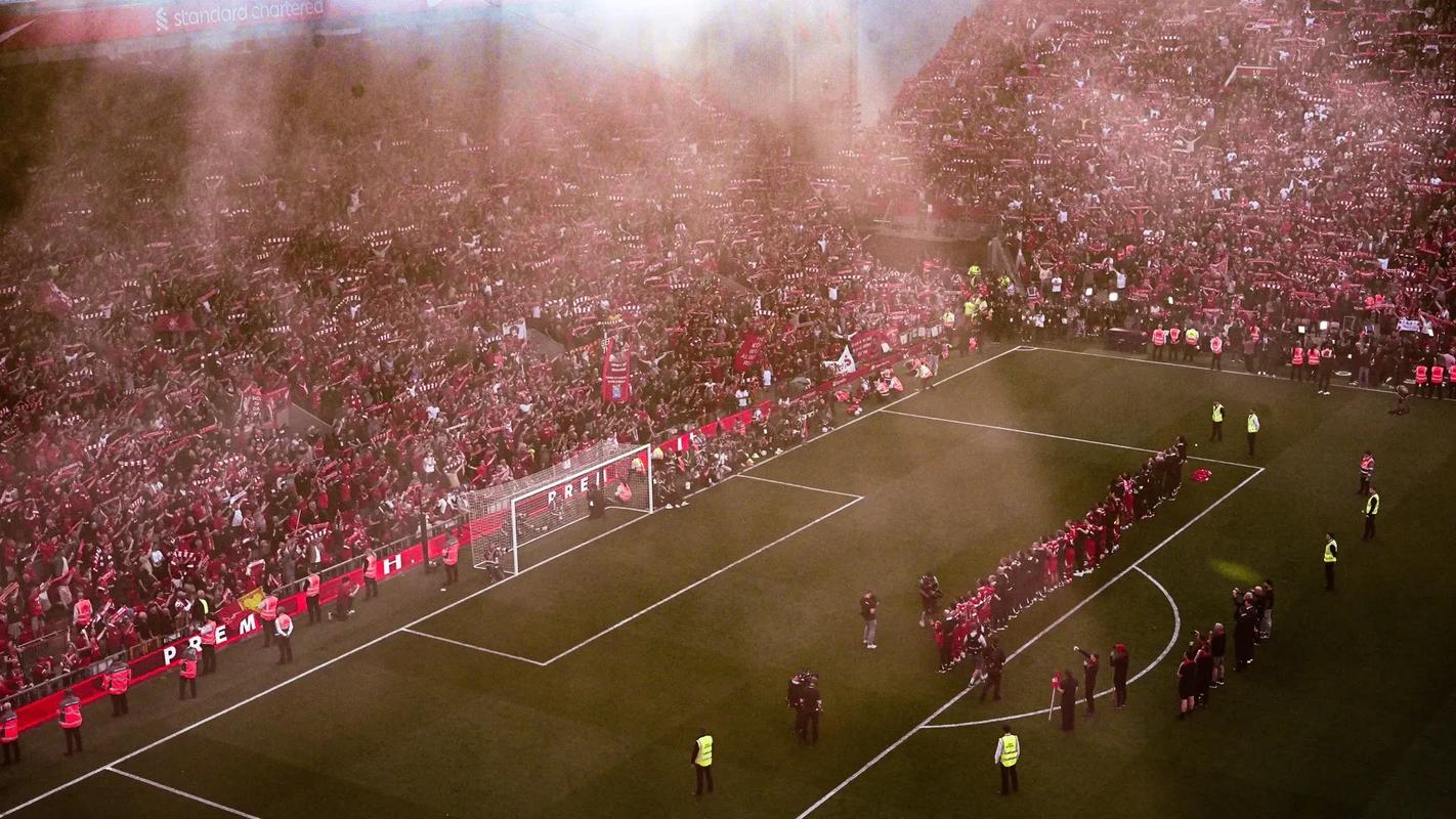 邮报：伯恩茅斯后卫塞内西与女足后卫鲍尔斯成英超新明星情侣（邮报称伯恩茅斯后卫塞内西与女足后卫鲍尔斯成为英超圈新晋明星情侣）