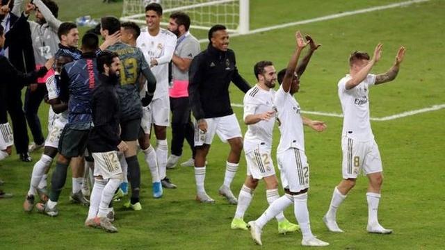 巴萨欧冠大名单：特狮回归，莱万、亚马尔、拉菲尼亚领衔锋线（巴萨出征欧冠名单：特尔施特根复出，莱万、亚马尔、拉菲尼亚坐镇前场）