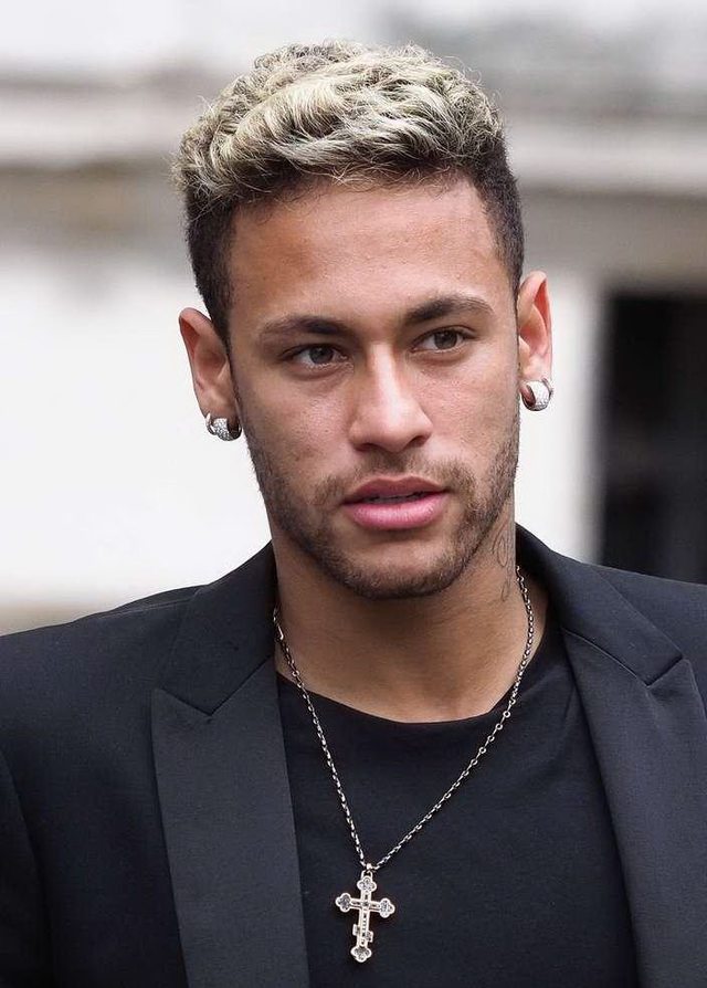 英媒：吉达国民想世界杯后签维尼修斯，准备开5年10亿欧薪水（英媒：吉达国民计划在世界杯后签下维尼修斯，拟奉上5年总薪10亿欧合同）