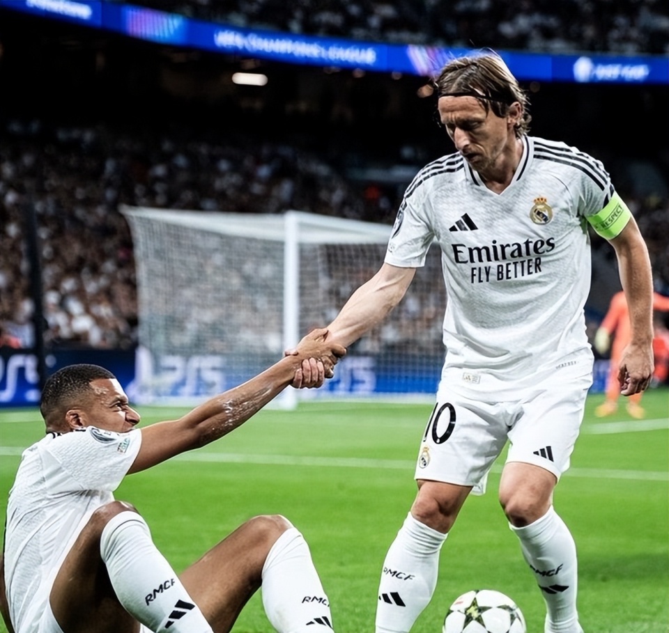 法比奥晒与古加搞怪合照：我们爱中国，很满意现在的生活状态（法比奥与古加晒搞怪合影：我们热爱中国，对当下生活十分满意）