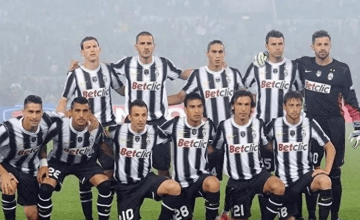 迈阿密国际与温哥华白浪总决赛上演梅西vs穆勒之战，双方实力强劲，看点十足，引发广泛关注。（梅西对决穆勒！迈阿密国际vs温哥华白浪总决赛强强碰撞，备受瞩目）