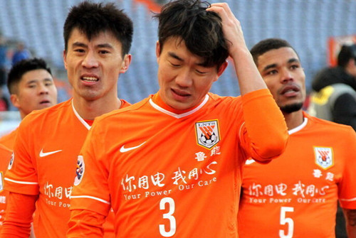 半场：莱比锡1-0斯图加特，沙博特自摆乌龙（半场战报：莱比锡暂1-0领先斯图加特，沙博特不慎自摆乌龙）