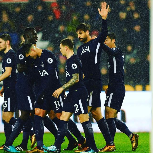 世体：引进小蜘蛛非常困难，巴萨高层越来越关注凯恩